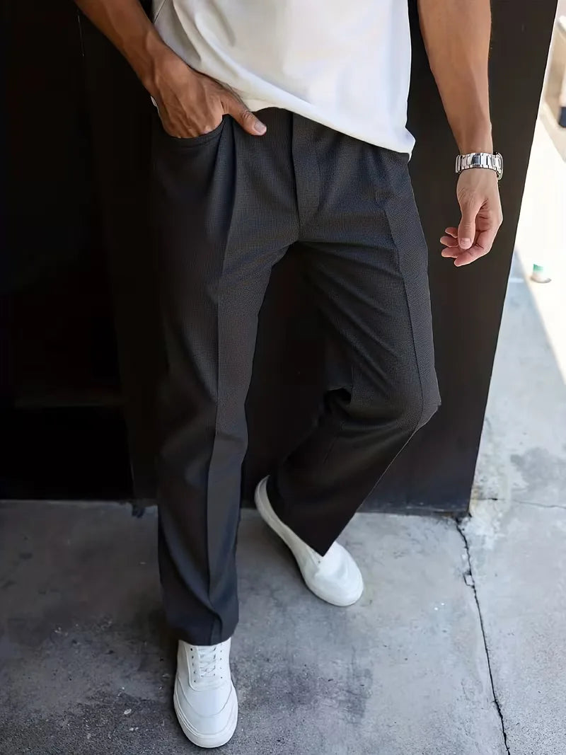 Klassieke heren pantalon met rechte pijpen, smart-casual stijl voor werk en ontspanning.