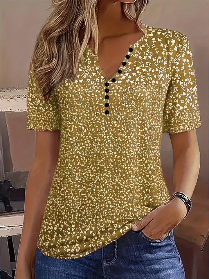 Stijlvolle luchtige dames zomertop met v-hals, knoopjes en korte mouwen. Perfect voor de zomer.