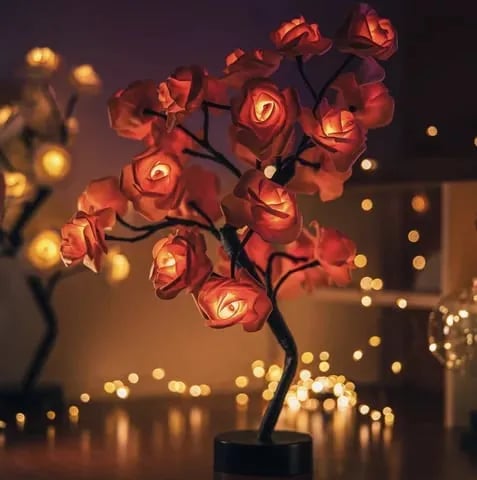 Moderne rozenboom tafellamp als decoratieve verlichting in een sfeervolle woonkamer setting.
