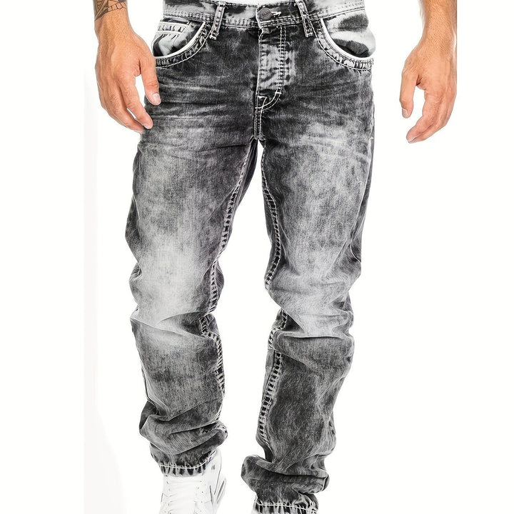 Detailopname van de distressed heren jeans, toont punk scheuren en slim fit pasvorm, ideaal voor heren.