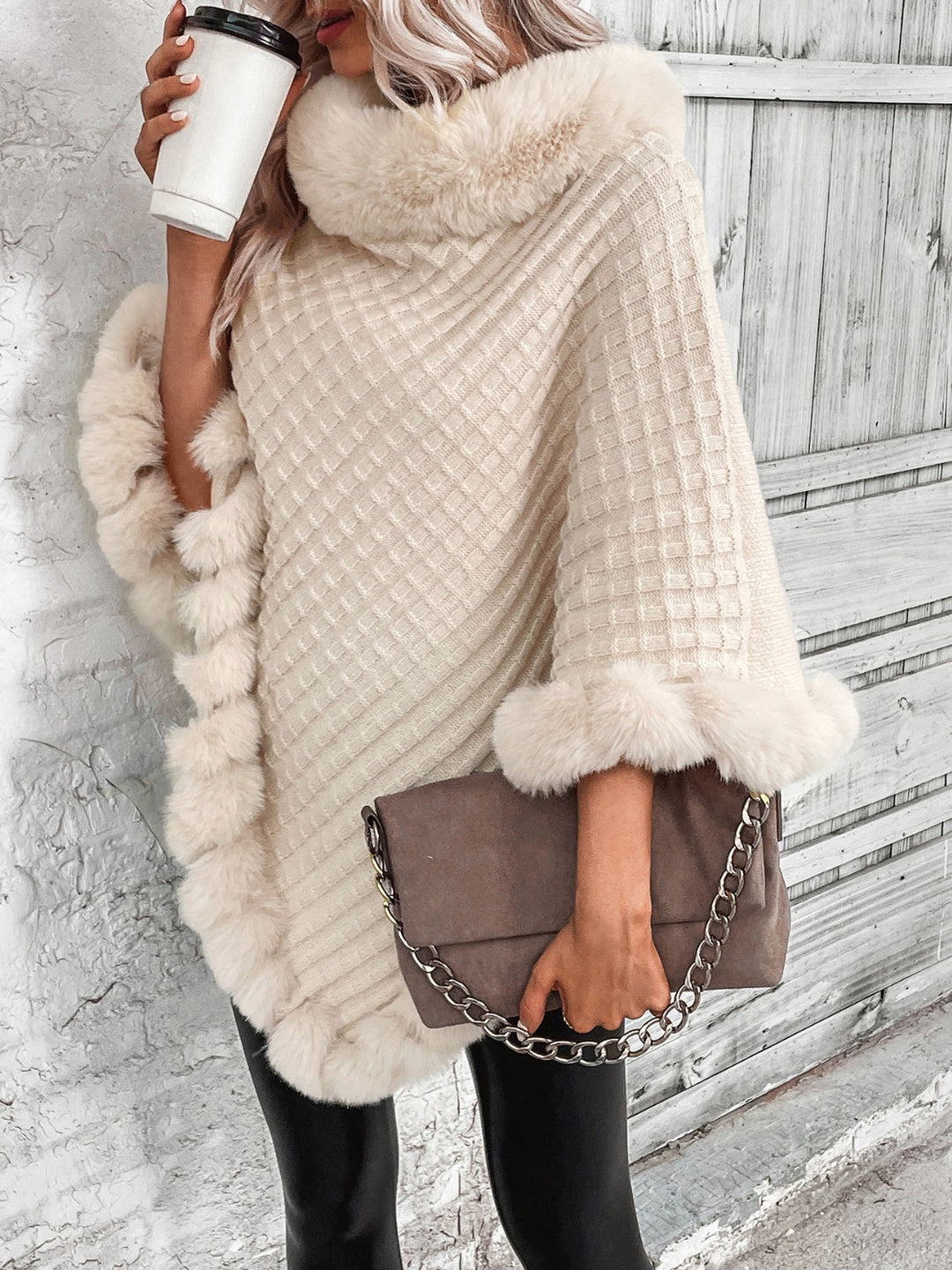 Stijlvolle beige dames winterponcho Aurora. Comfortabele, warme bovenkleding ideaal voor de koude wintermaanden.