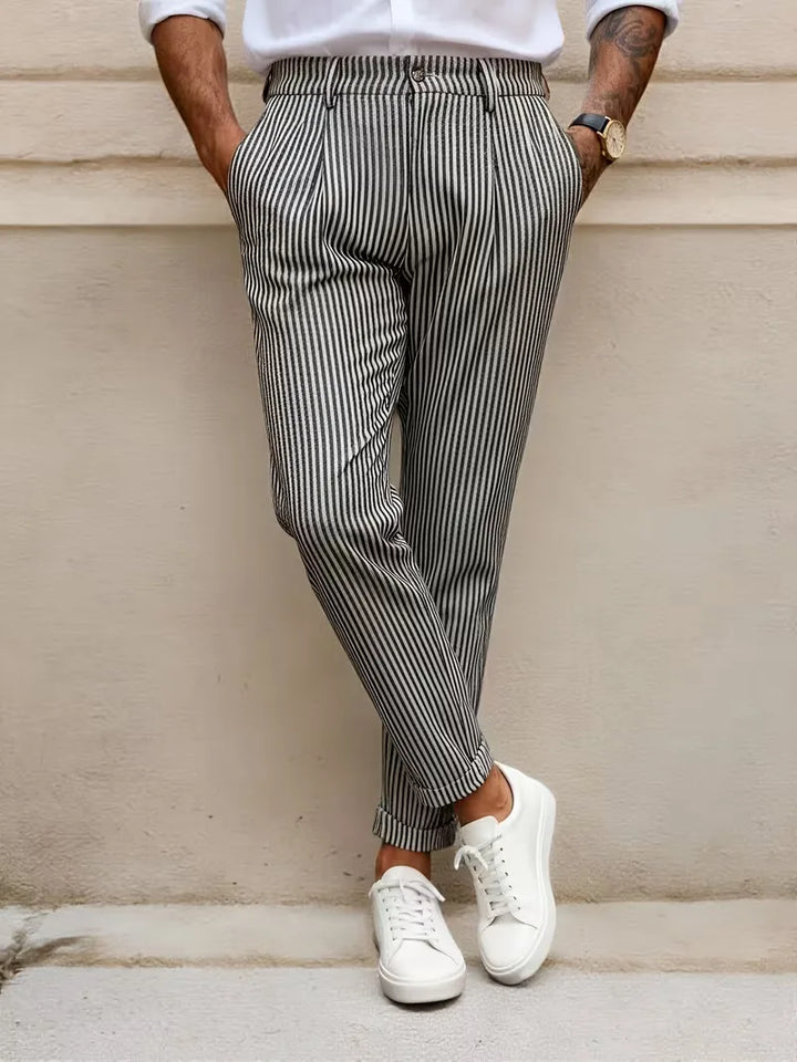 Stijlvolle gestreepte heren cropped broek. Comfortabele mid-rise straight leg pantalon in zwart met praktische zakken.