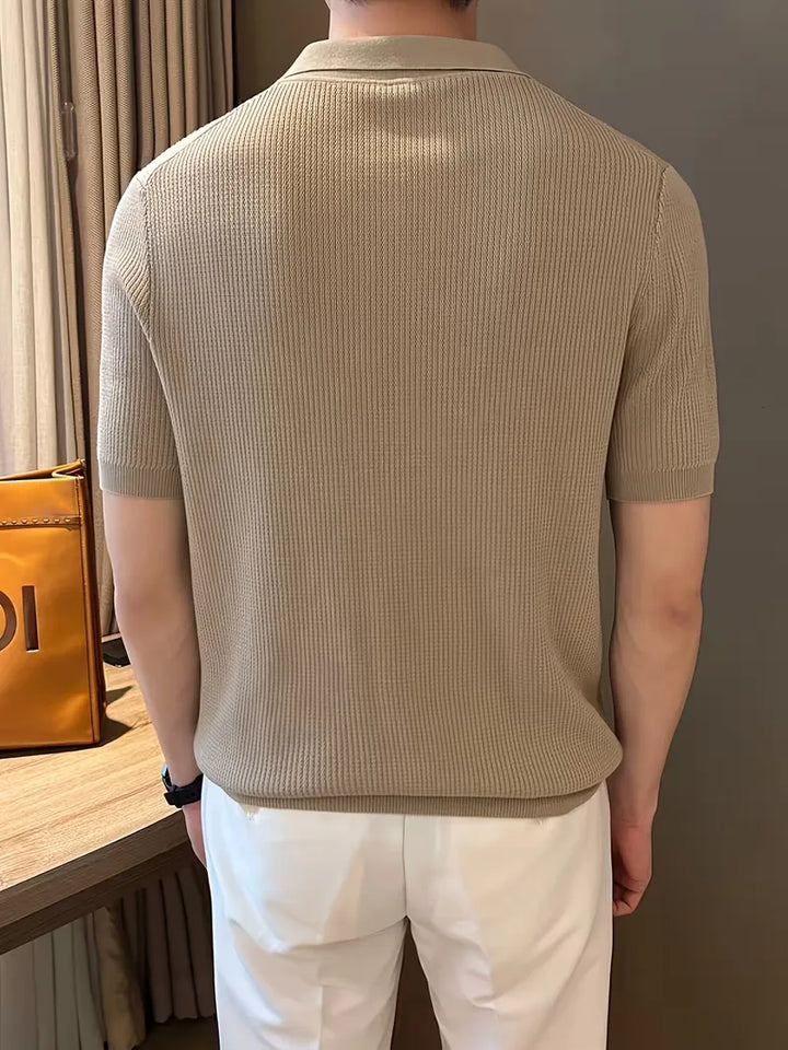 Zomerse heren gebreide polo met V-hals en korte mouwen, ideaal voor vakantie en casual gelegenheden.