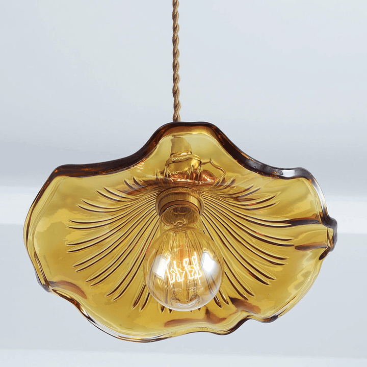 Dimbare hibiscus plafondlamp, glas met messing, creëert de juiste sfeer in elke kamer. Moderne esthetiek.