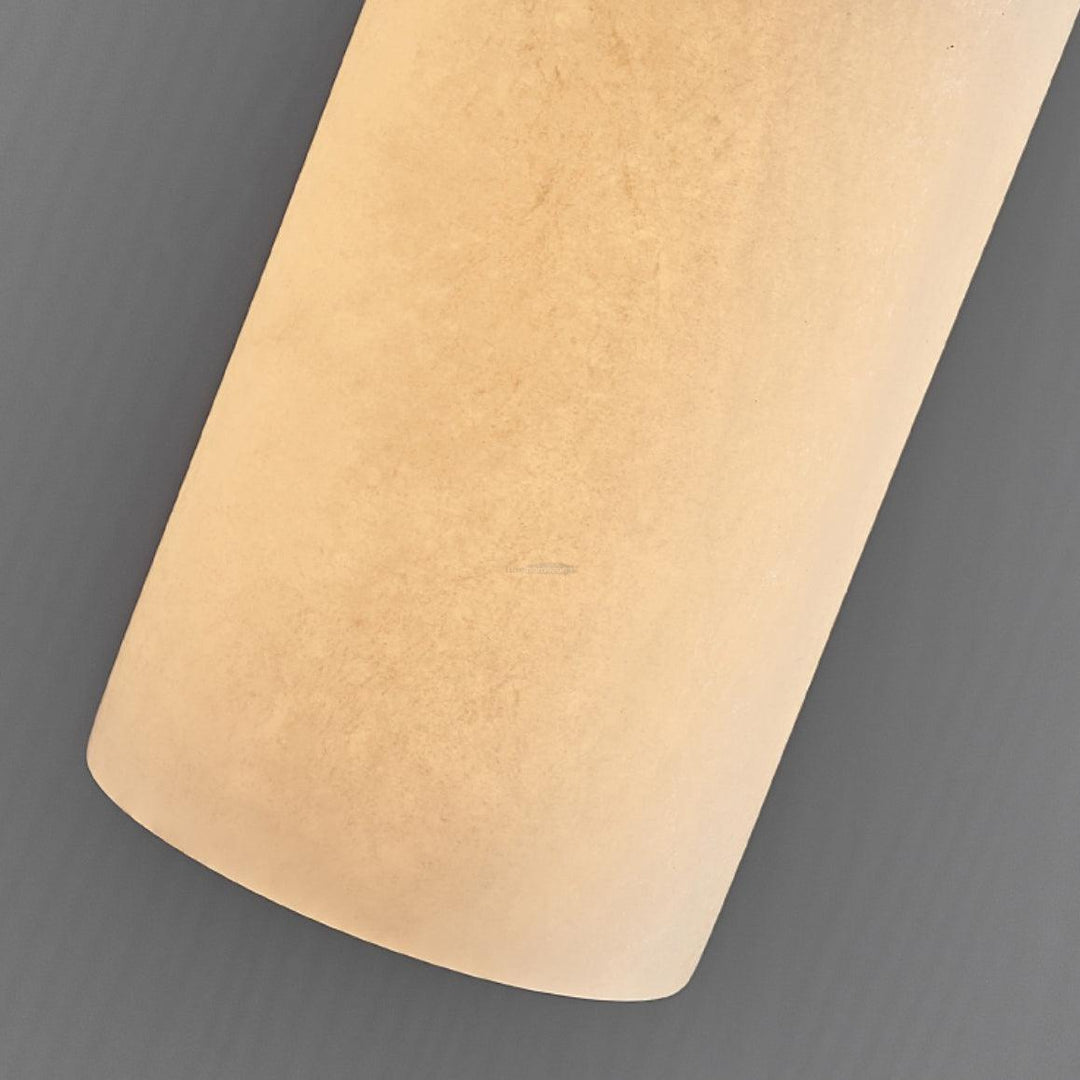 Moderne design hanglamp met albasten kap en messing, warme gloed.