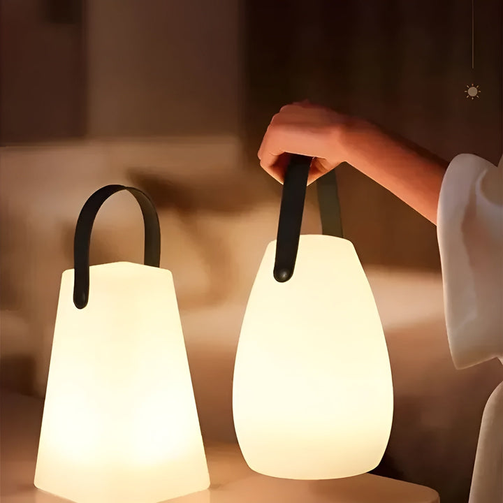 Decoratieve aluminium LED tafellamp, waterdicht en draadloos, creëert unieke sfeer binnen en buiten.