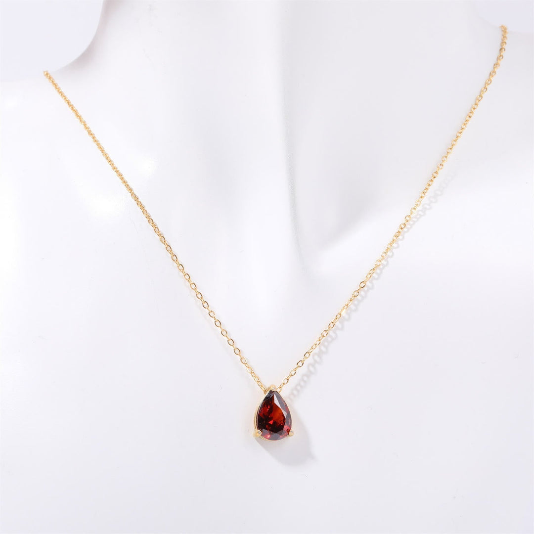 Glanzende dieprode granaat edelstenen in een elegante dames sieradenset; ketting en oorbellen.