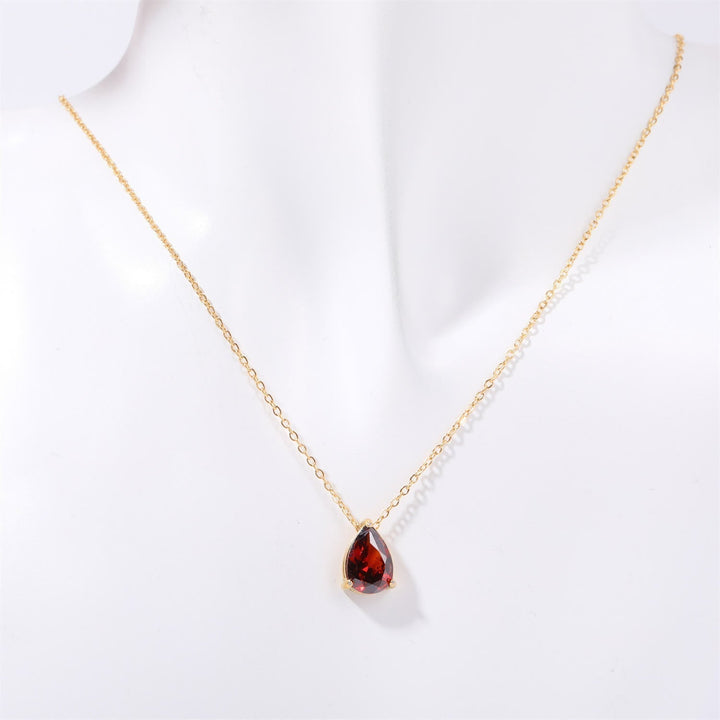 Glanzende dieprode granaat edelstenen in een elegante dames sieradenset; ketting en oorbellen.