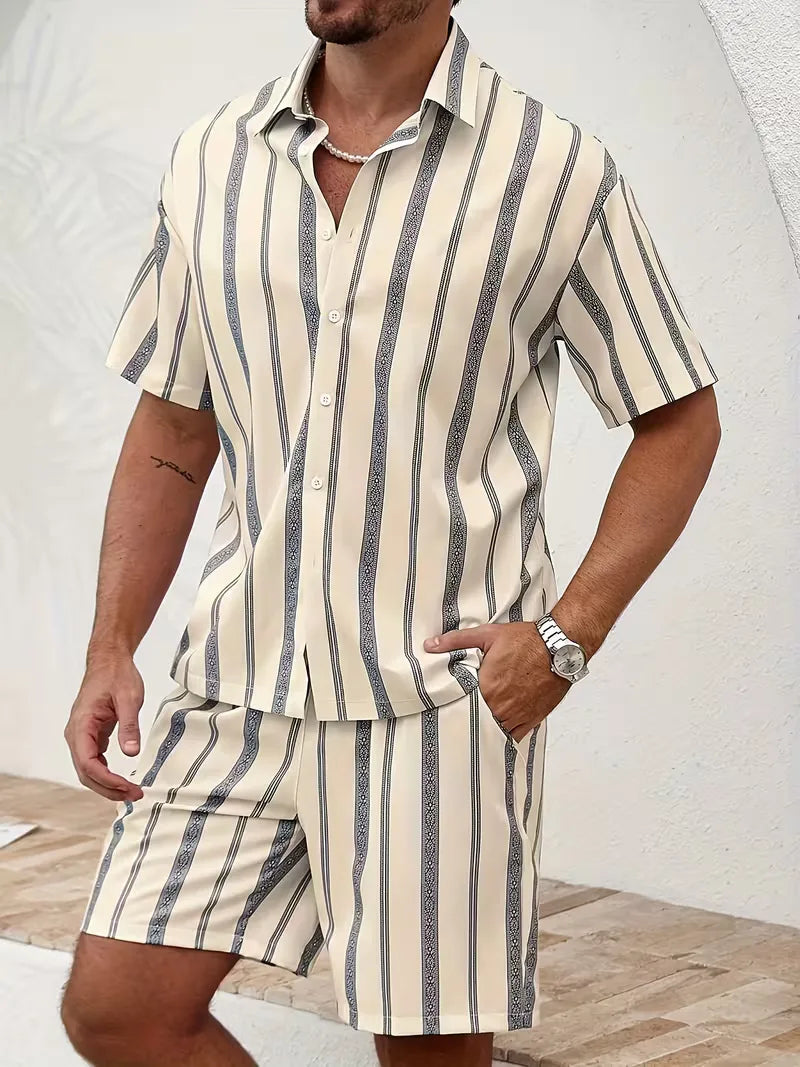 Stijlvolle heren zomer set met korte mouwen en shorts. Perfect als comfortabele vakantie- of strandoutfit.