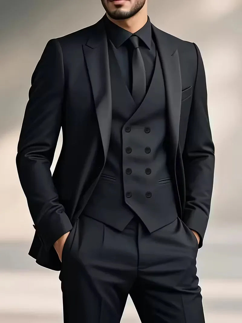 Heren drie-delig slim fit pak, stijlvol en elegant voor zakelijke bijeenkomsten en formele events.