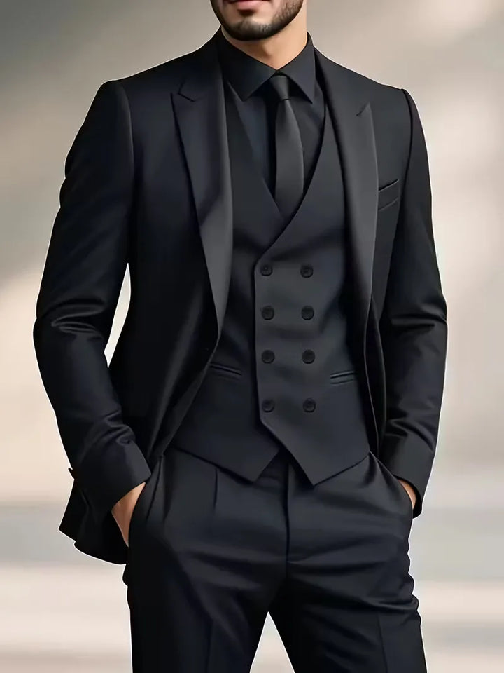 Heren drie-delig slim fit pak, stijlvol en elegant voor zakelijke bijeenkomsten en formele events.