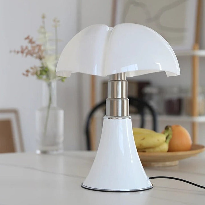 Unieke designer tafellamp met dimbaar LED licht, ideaal als eyecatcher op bureau of nachtkastje.