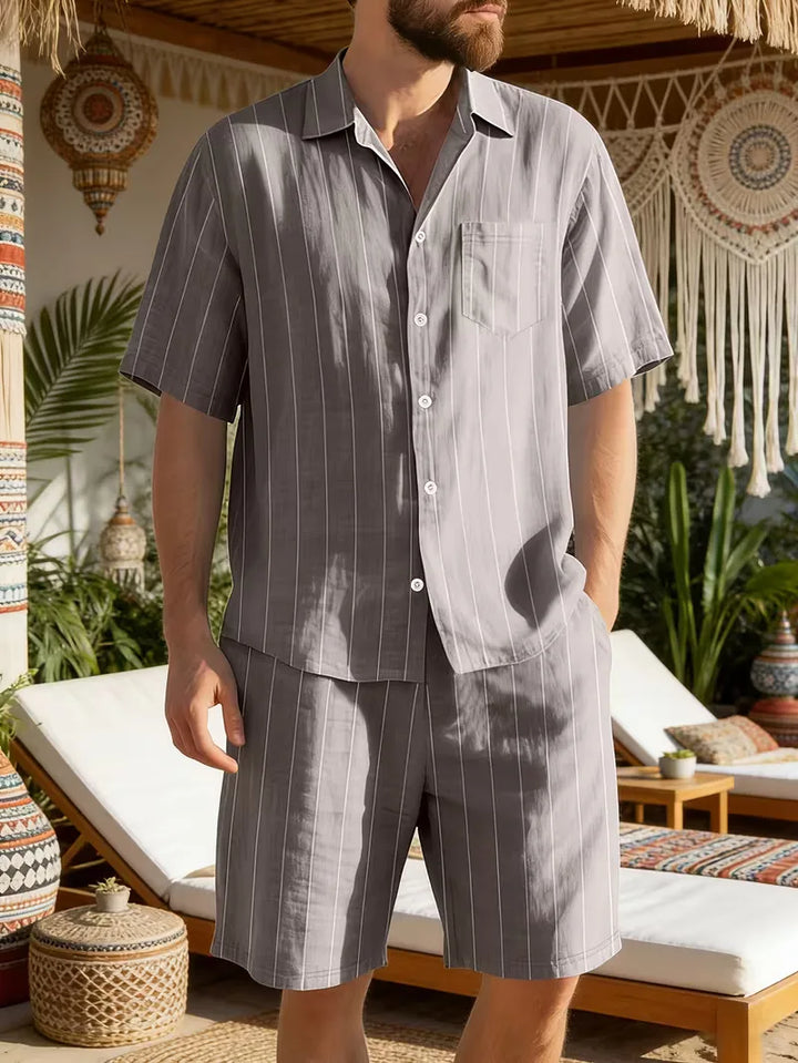 Casual heren outfit voor de zomer: V-hals shirt & korte broek, geschikt voor dagelijks gebruik.