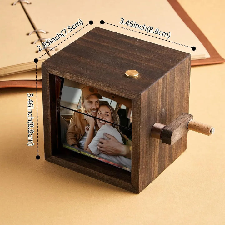Emotioneel MemoryTurn fotodisplay, een unieke herinneringsbox van hout. Handmatige slinger voor fotoweergave.