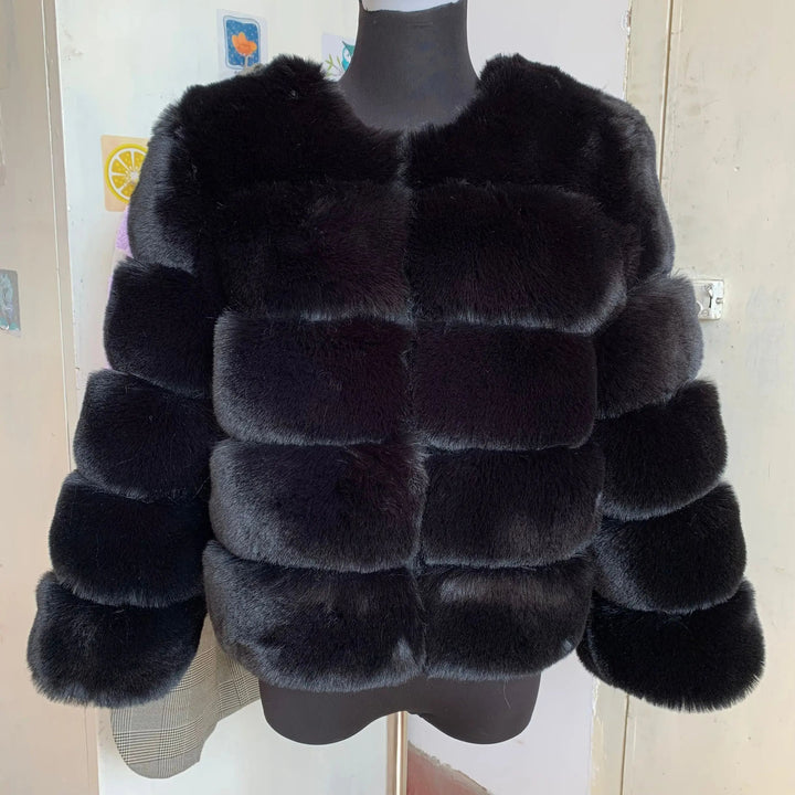 Achterkant van de elegante dames winterjas. Stijlvolle pasvorm die warmte en comfort biedt voor vrouwen.