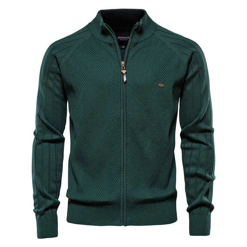 Heren collegevest met opvallende kleuren, gedragen; trendy casual mode voor mannen.