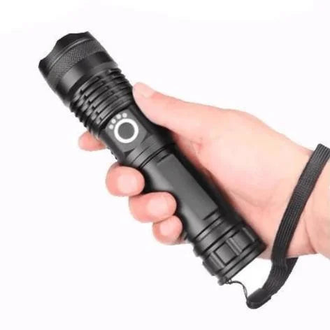 Duurzame, waterbestendige 90000 Lumen LED zaklamp met zoom voor extreme omstandigheden.