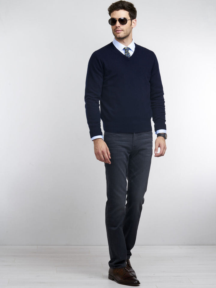 Zachte marineblauwe heren sweater, ademend en veelzijdig, een essentieel kledingstuk voor elke garderobe.
