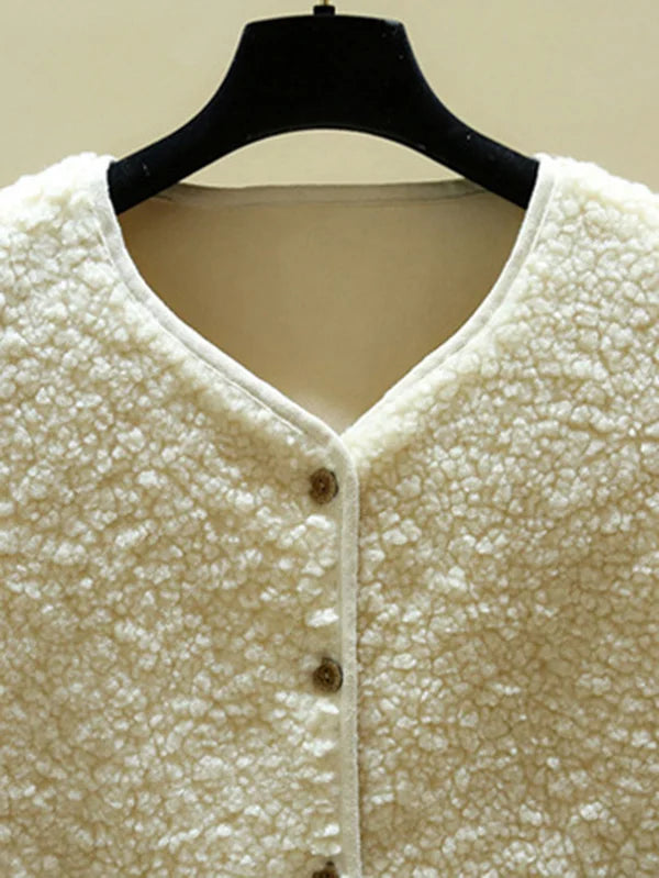 Zacht en comfortabel bruin mouwloos damesvest van lamswol, perfect voor extra warmte in de winter.