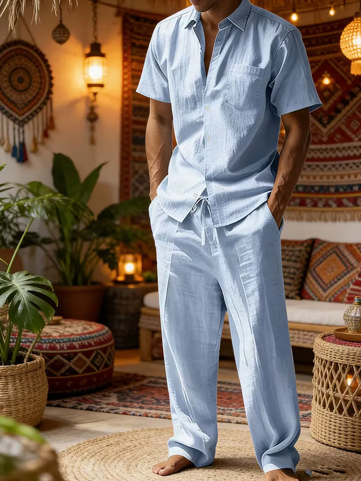 Comfortabele heren zomerset met V-hals overhemd en wijde pijp broek. Perfect voor casual stijl.