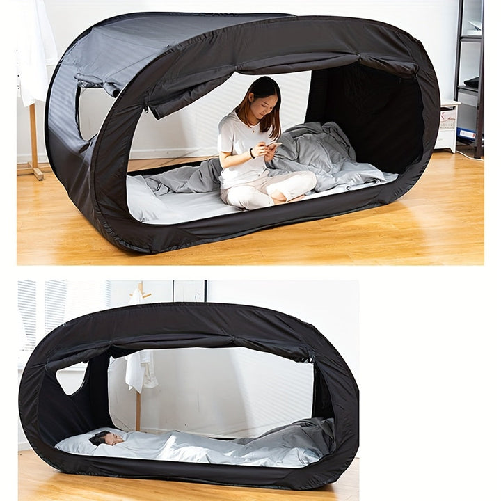 Opvouwbaar tentbed CozyNest voor binnen en buiten, ideaal voor camping of studentenkamer met comfort en privacy.