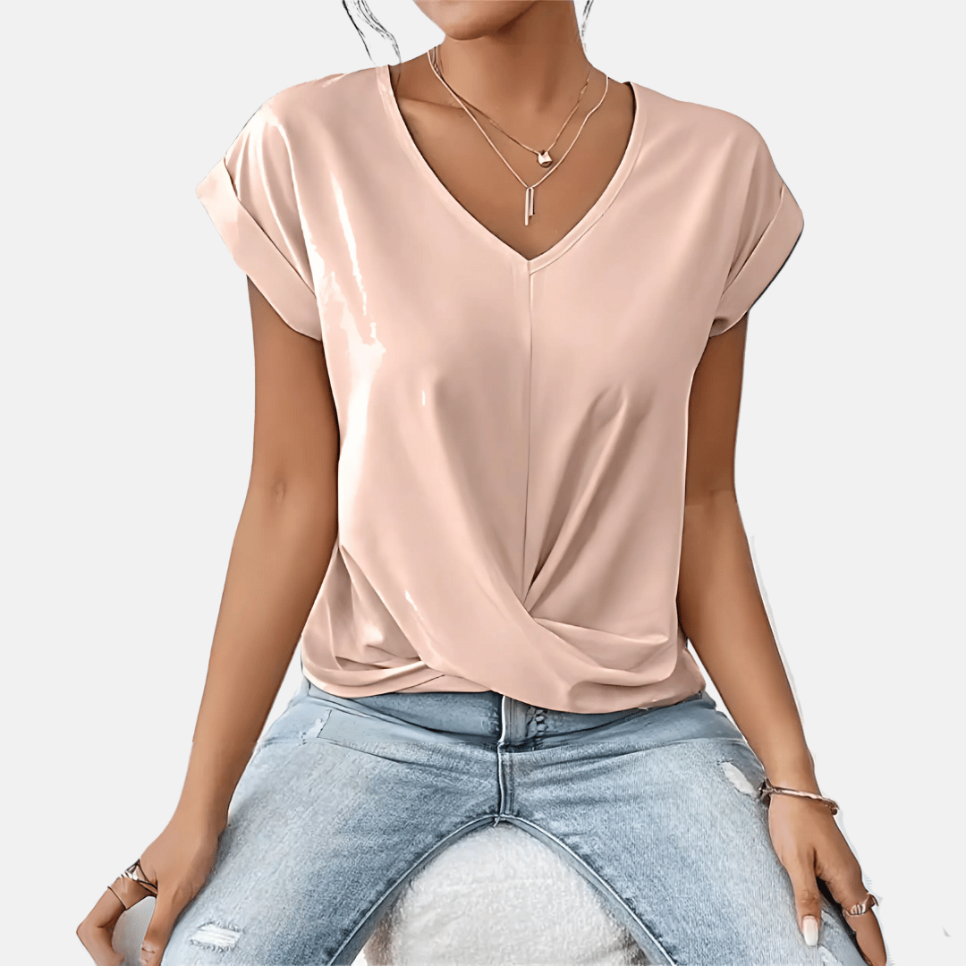 Stijlvolle dames blouse met V-hals en gedrapeerde zoom, ideaal als casual top. Zomerse dameskleding.