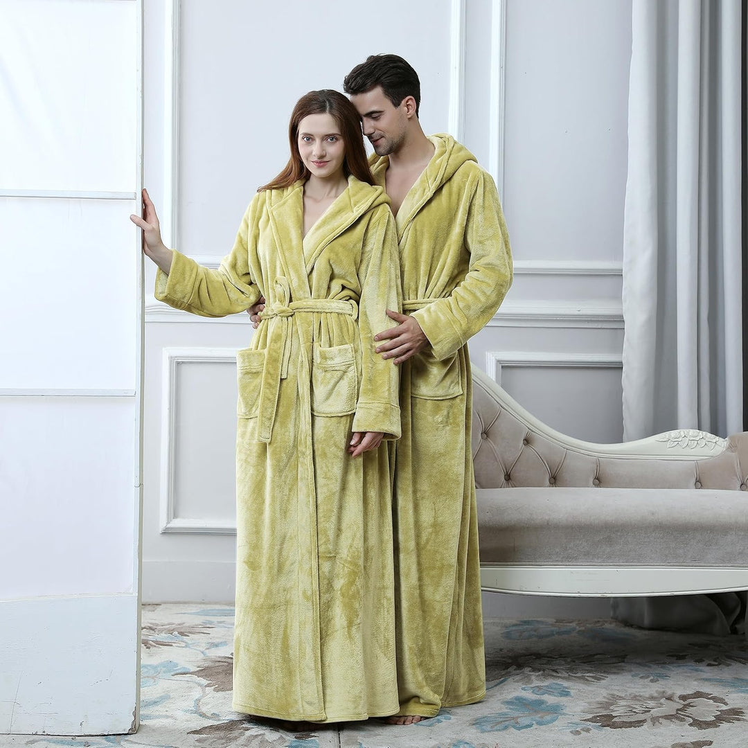 Unisex badjas van warm fleece met capuchon, voor ontspannen momenten in huis.