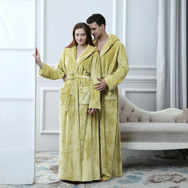 Unisex badjas van warm fleece met capuchon, voor ontspannen momenten in huis.