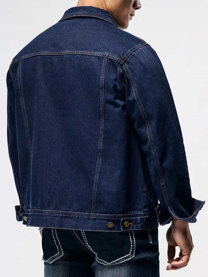 Tijdloos heren denim jack met lange mouwen, trucker stijl, ideaal voor streetwear en casual mode.