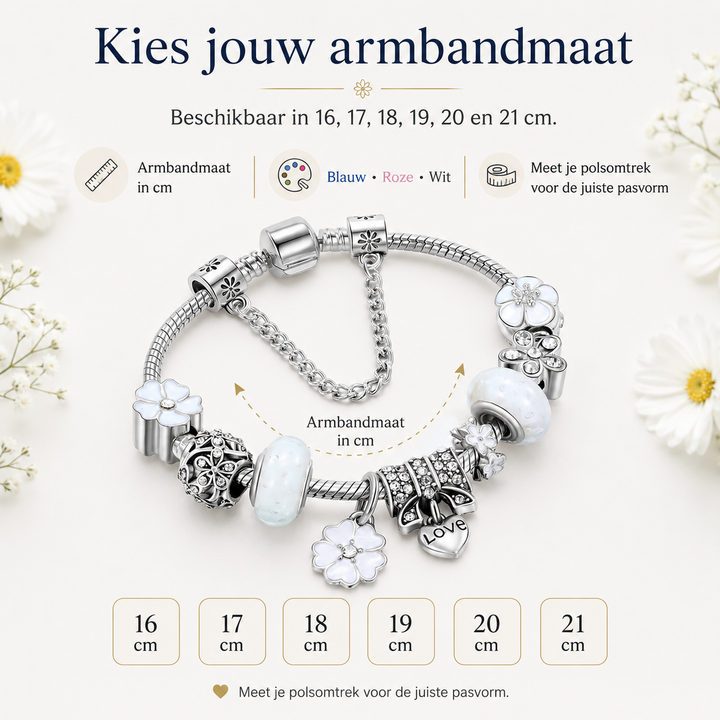 Zomercollectie: elegante zilveren armband met bloemen charms, een stijlvol mode accessoire voor dames.