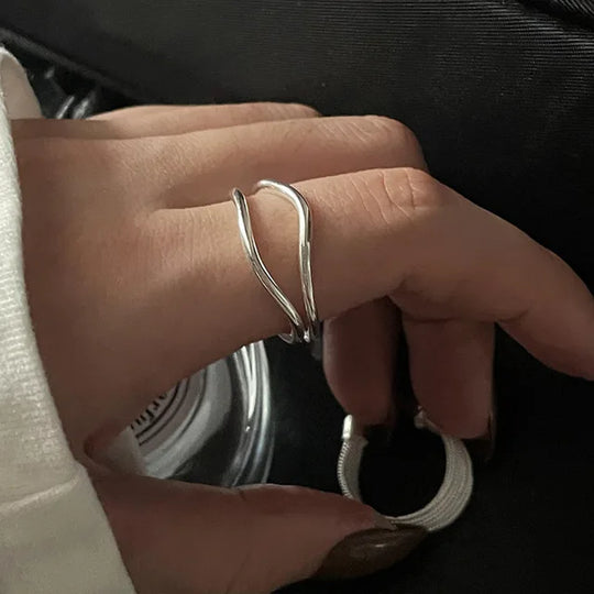 Close-up van Seléna verstelbare zilveren ring met gedetailleerde vintage gravures. Luxueus sieraad.