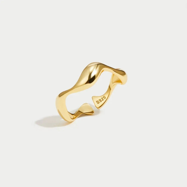 Stijlvolle minimalistische ring, 18K verguld, perfect cadeau. Met subtiel oceaan golf patroon.