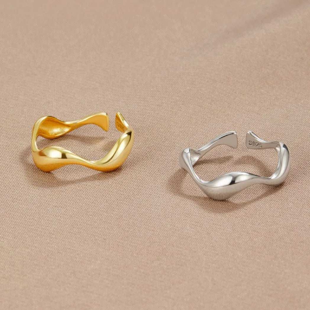 Elegant accessoire: 18K goud vergulde minimalistische ring van sterling zilver met oceaan thema.