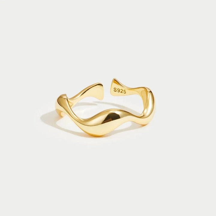 Close-up van 18K goud vergulde sterling zilveren unisex ring met uniek oceaan thema design.