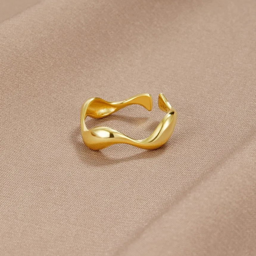 Minimalistische unisex ring, 18K goud verguld sterling zilver, met subtiel oceaan thema.