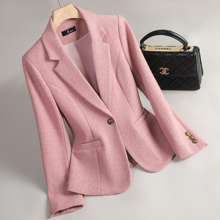 Stijlvolle grijze damesblazer met lange mouwen, perfect voor een elegante kantooroutfit of zakelijke setting.