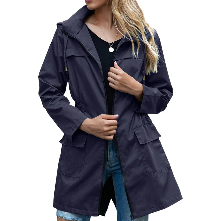 Stijlvolle waterdichte lange damesjas met capuchon, perfecte regenkleding voor herfst, lente en onverwachte buien.
