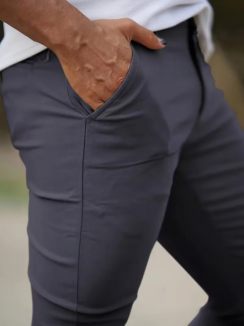 Zwarte heren chino, comfortabel en stijlvol, met een moderne slim fit pasvorm.