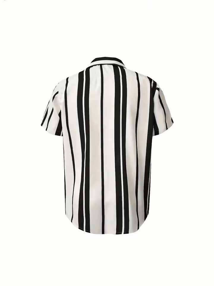 Stijlvol heren overhemd met korte mouwen en verticale strepen, perfect voor casual zomer of smart casual gelegenheden.