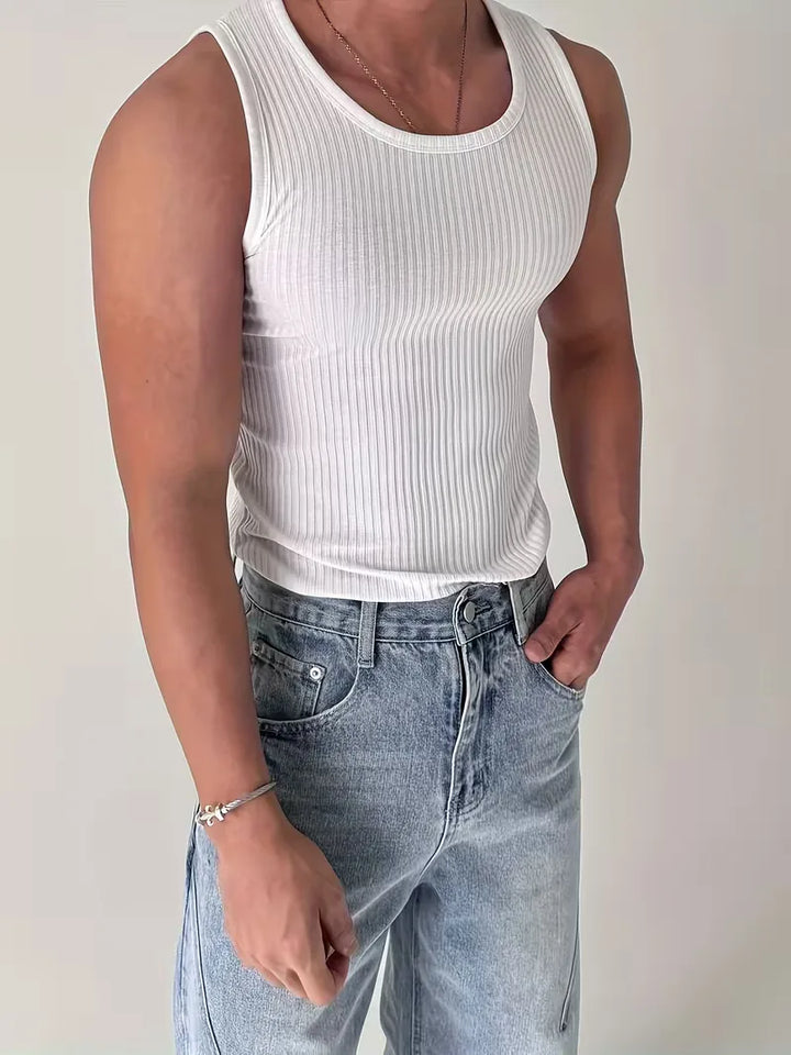 Collectie slimfit heren tanktops in zwart & wit. Ideaal voor sport, fitness workouts en zomerse casual look.
