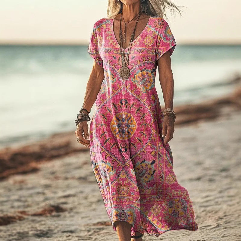 Close-up van de vlinderprint op deze elegante dames zomer maxi jurk, perfect voor een luchtige vakantie look.