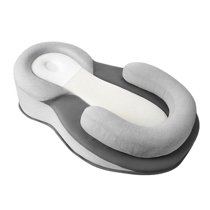Zacht en comfortabel anti-reflux ligkussen, biedt knusse ondersteuning voor rustige babyslaap en ontspanning van pasgeborenen.