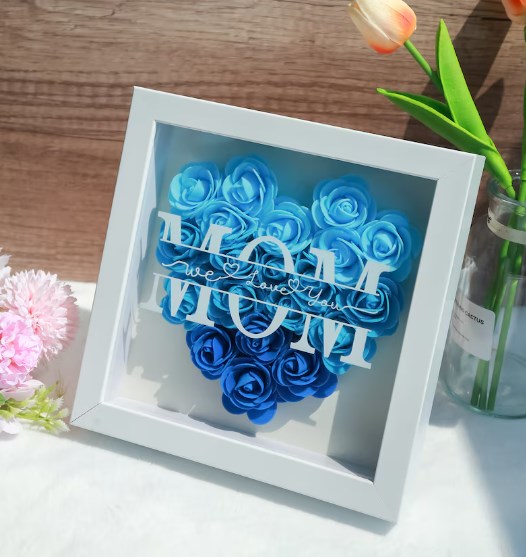 Handgemaakt BlossomHeart cadeau met gedetailleerde bloemen, een uniek en persoonlijk geschenk voor moeder.