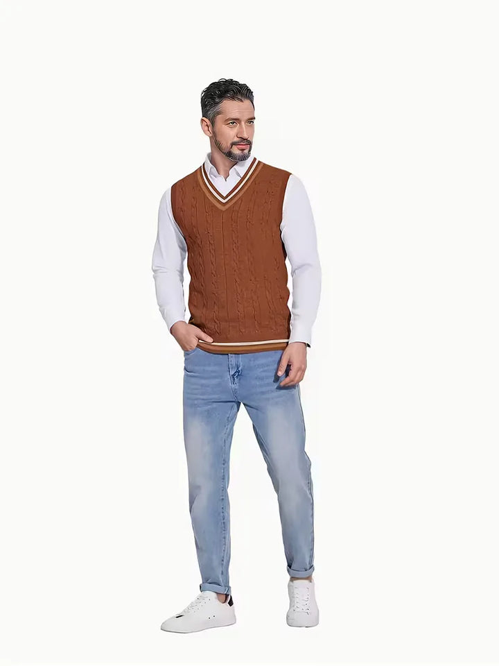 Casual-chic heren mouwloos vest, V-hals, subtiel kabelpatroon, essentieel voor herfstgarderobe.