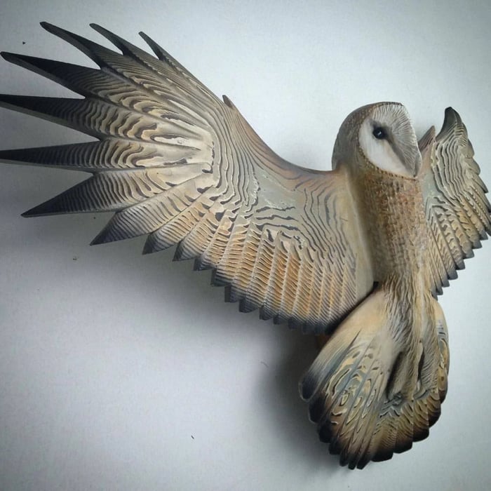 Spirituele uil sculptuur van hout. Gedetailleerde handgemaakte wanddecoratie voor thuis.