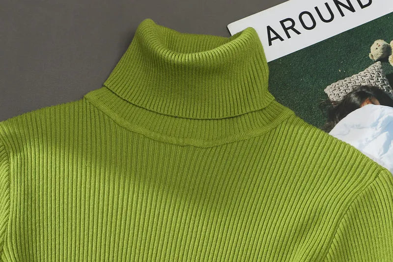 Comfortabele gebreide dames trui (een maat). Zachte coltrui voor herfst & winter.