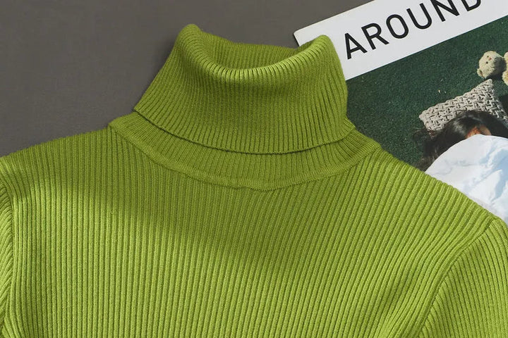 Comfortabele gebreide dames trui (een maat). Zachte coltrui voor herfst & winter.