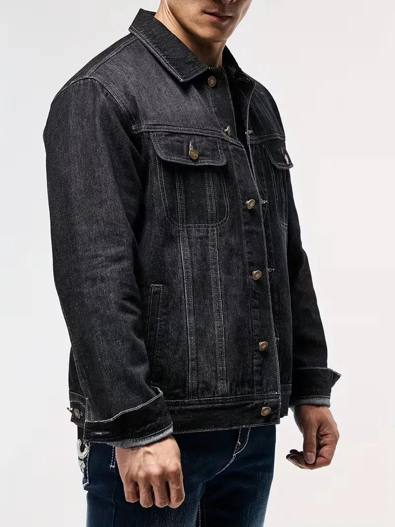Klassiek blauw heren spijkerjack met lange mouwen, essentieel voor een casual en stijlvolle look.