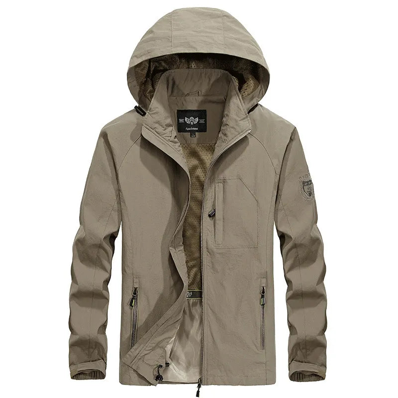 Stijlvolle waterdichte outdoorjas voor heren met praktische afneembare capuchon. Duurzame nylon kleding.