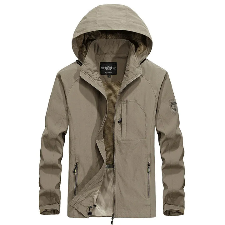 Stijlvolle waterdichte outdoorjas voor heren met praktische afneembare capuchon. Duurzame nylon kleding.